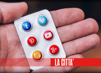 L’ossessione social che brucia il tempo